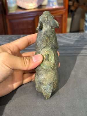 Rare récipient rituel en bronze en forme de tapir de style Zhou oriental, Chine, période des Royaumes combattants — photo 5