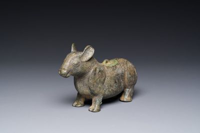 Rare récipient rituel en bronze en forme de tapir de style Zhou oriental, Chine, période des Royaumes combattants