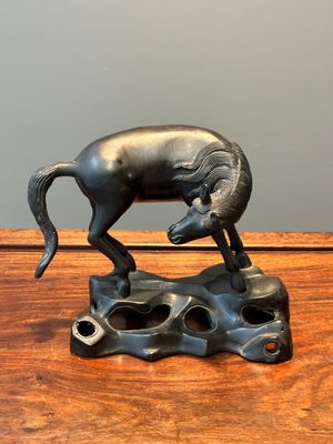 Rare sculpture d'un cheval en bronze, Chine, Ming — photo 1