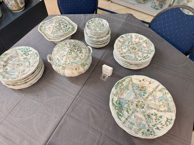 Rare service en porcelaine de KPM à décor famille verte de Canton, Chine et Allemagne, 19ème — photo 1