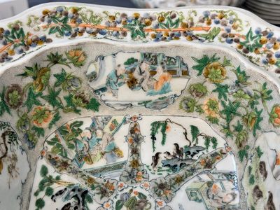 Rare service en porcelaine de KPM à décor famille verte de Canton, Chine et Allemagne, 19ème — photo 95