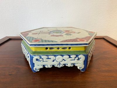 Rare socle ou support de forme hexagonale en porcelaine de Chine famille rose à décor d'antiquités, Yongzheng — photo 1
