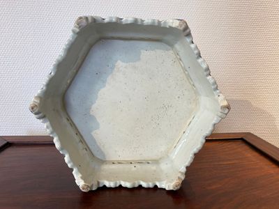 Rare socle ou support de forme hexagonale en porcelaine de Chine famille rose à décor d'antiquités, Yongzheng — photo 5