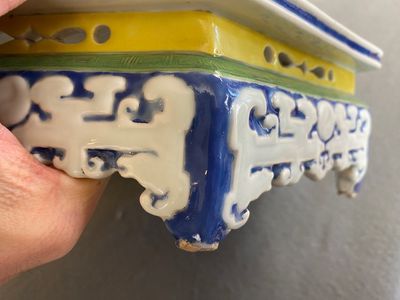 Rare socle ou support de forme hexagonale en porcelaine de Chine famille rose à décor d'antiquités, Yongzheng — photo 7