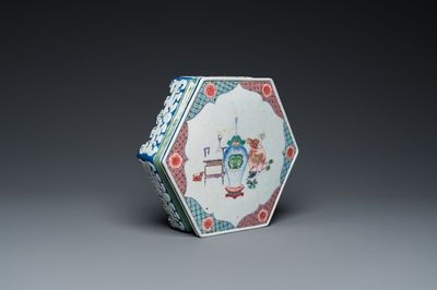 Rare socle ou support de forme hexagonale en porcelaine de Chine famille rose à décor d'antiquités, Yongzheng
