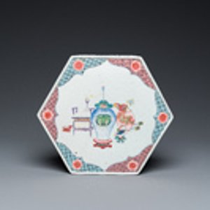 Rare socle ou support de forme hexagonale en porcelaine de Chine famille rose à décor d'antiquités, Yongzheng — photo 2