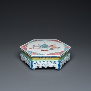 Rare socle ou support de forme hexagonale en porcelaine de Chine famille rose à décor d'antiquités, Yongzheng — photo 3