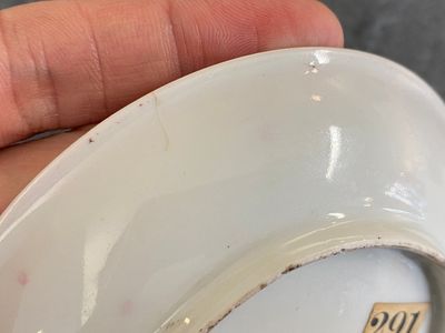 Rare soucoupe en porcelaine de Chine famille rose à décor de trois papillons sur fond rouge de rubis, Yongzheng — photo 5