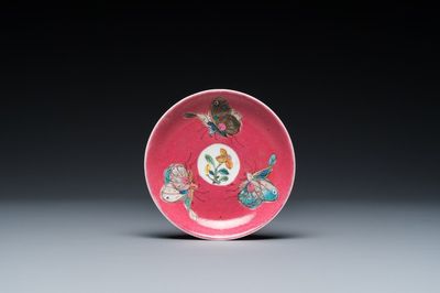 Rare soucoupe en porcelaine de Chine famille rose à décor de trois papillons sur fond rouge de rubis, Yongzheng