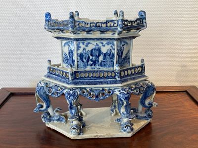 Rare support d'autel ou 'chanab' en porcelaine de Chine en bleu et blanc, 19ème — photo 3