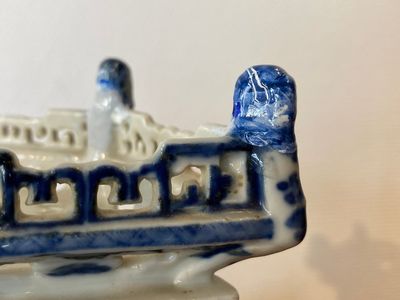 Rare support d'autel ou 'chanab' en porcelaine de Chine en bleu et blanc, 19ème — photo 7