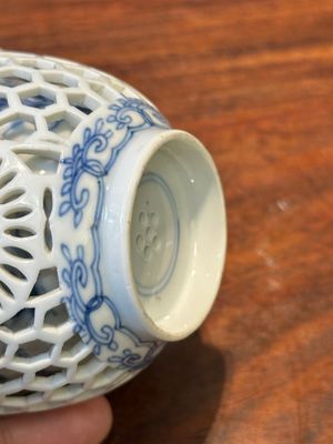 Rare tasse ajourée en porcelaine de Chine en bleu et blanc à double parois, Kangxi — photo 9