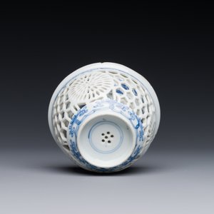 Rare tasse ajourée en porcelaine de Chine en bleu et blanc à double parois, Kangxi — photo 4
