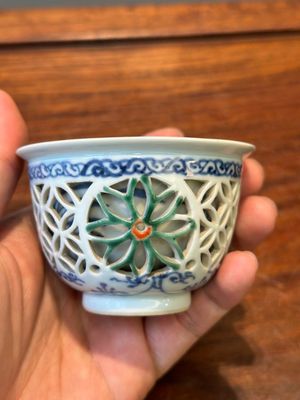 Rare tasse ajourée en porcelaine de Chine famille verte à double parois, Kangxi — photo 2