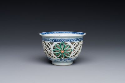 Rare tasse ajourée en porcelaine de Chine famille verte à double parois, Kangxi