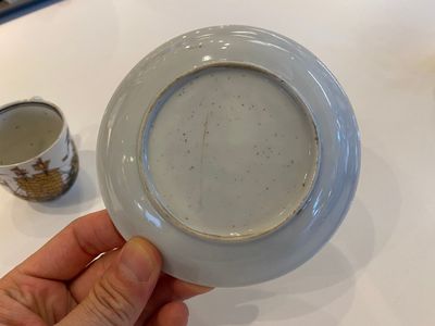 Rare tasse et soucoupe en porcelaine de Chine à décor d'un navire marchand en doré, grisaille et rouge de fer, Yongzheng/Qianlong — photo 7