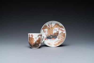 Rare tasse et soucoupe en porcelaine de Chine à décor d'un navire marchand en doré, grisaille et rouge de fer, Yongzheng/Qianlong