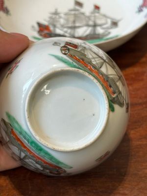 Rare tasse et soucoupe en porcelaine de Chine famille rose à décor 'navire marchand européen', Qianlong — photo 6