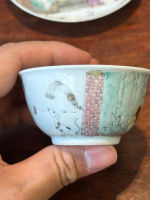 Rare tasse et soucoupe en porcelaine de Chine rose-grisaille d'après 'Les Acteurs de la Comédie-Française' par Watteau, Yongzheng/Qianlong — photo 3