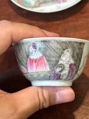 Rare tasse et soucoupe en porcelaine de Chine rose-grisaille d'après 'Les Acteurs de la Comédie-Française' par Watteau, Yongzheng/Qianlong — photo 5