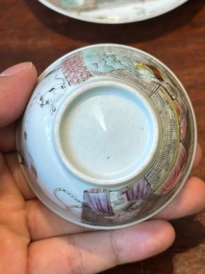Rare tasse et soucoupe en porcelaine de Chine rose-grisaille d'après 'Les Acteurs de la Comédie-Française' par Watteau, Yongzheng/Qianlong — photo 7