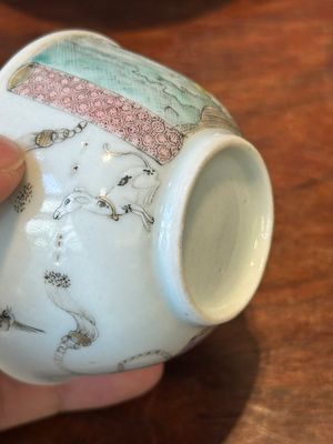 Rare tasse et soucoupe en porcelaine de Chine rose-grisaille d'après 'Les Acteurs de la Comédie-Française' par Watteau, Yongzheng/Qianlong — photo 8