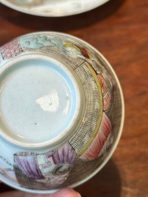 Rare tasse et soucoupe en porcelaine de Chine rose-grisaille d'après 'Les Acteurs de la Comédie-Française' par Watteau, Yongzheng/Qianlong — photo 9