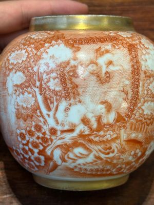 Rare théière couverte en porcelaine de Chine en rouge de fer et doré à décor de scène européenne, Qianlong — photo 11