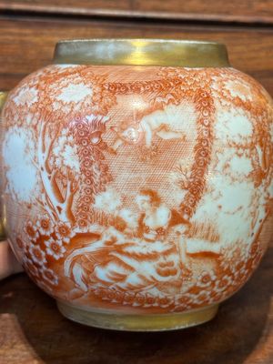 Rare théière couverte en porcelaine de Chine en rouge de fer et doré à décor de scène européenne, Qianlong — photo 12