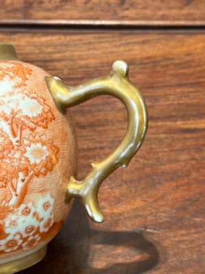 Rare théière couverte en porcelaine de Chine en rouge de fer et doré à décor de scène européenne, Qianlong — photo 15