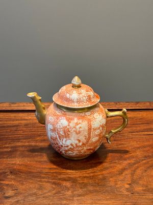 Rare théière couverte en porcelaine de Chine en rouge de fer et doré à décor de scène européenne, Qianlong — photo 2