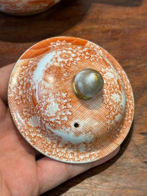 Rare théière couverte en porcelaine de Chine en rouge de fer et doré à décor de scène européenne, Qianlong — photo 4