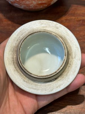 Rare théière couverte en porcelaine de Chine en rouge de fer et doré à décor de scène européenne, Qianlong — photo 6