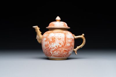Rare théière couverte en porcelaine de Chine en rouge de fer et doré à décor de scène européenne, Qianlong
