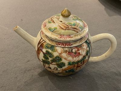Rare théière couverte en porcelaine de Chine famille rose à décor d'Adam et Ève, Qianlong — photo 1