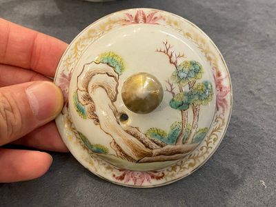 Rare théière couverte en porcelaine de Chine famille rose à décor d'Adam et Ève, Qianlong — photo 3