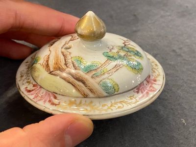 Rare théière couverte en porcelaine de Chine famille rose à décor d'Adam et Ève, Qianlong — photo 4