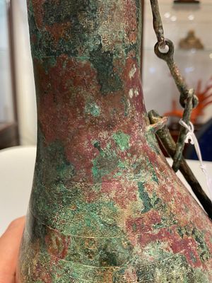 Rare vase couvert archaïque en forme de gourde en bronze, 'hu', Chine, Zhou de l'Est — photo 11