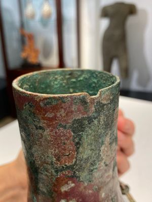 Rare vase couvert archaïque en forme de gourde en bronze, 'hu', Chine, Zhou de l'Est — photo 22
