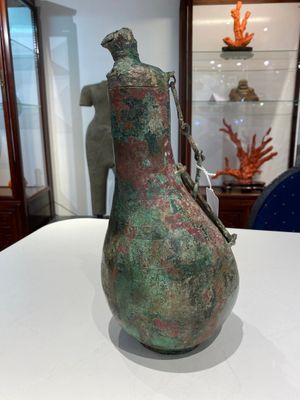 Rare vase couvert archaïque en forme de gourde en bronze, 'hu', Chine, Zhou de l'Est — photo 3