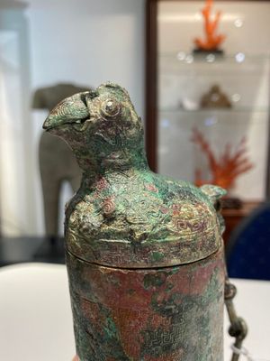 Rare vase couvert archaïque en forme de gourde en bronze, 'hu', Chine, Zhou de l'Est — photo 5