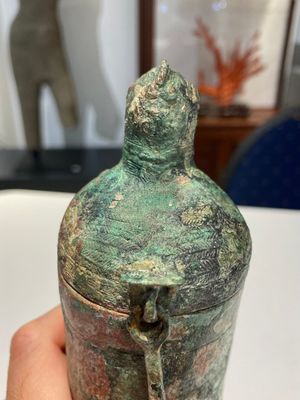 Rare vase couvert archaïque en forme de gourde en bronze, 'hu', Chine, Zhou de l'Est — photo 7