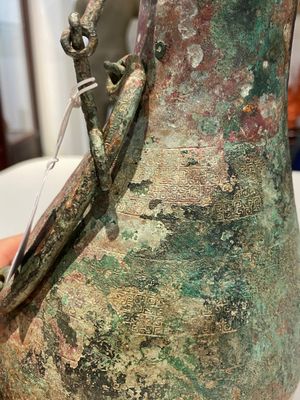 Rare vase couvert archaïque en forme de gourde en bronze, 'hu', Chine, Zhou de l'Est — photo 9