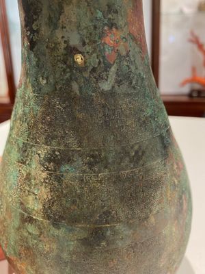 Rare vase couvert archaïque en forme de gourde en bronze, 'hu', Chine, Zhou de l'Est — photo 10