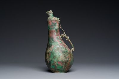 Rare vase couvert archaïque en forme de gourde en bronze, 'hu', Chine, Zhou de l'Est