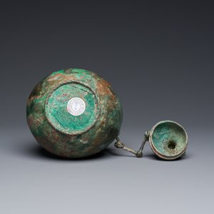 Rare vase couvert archaïque en forme de gourde en bronze, 'hu', Chine, Zhou de l'Est — photo 8