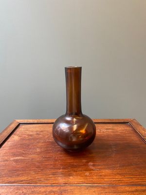 Rare vase de forme bouteille en verre de Pékin de couleur ambre translucide, Chine, marque et époque de Qianlong — photo 2