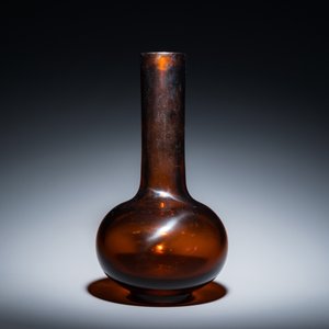 Rare vase de forme bouteille en verre de Pékin de couleur ambre translucide, Chine, marque et époque de Qianlong — photo 3