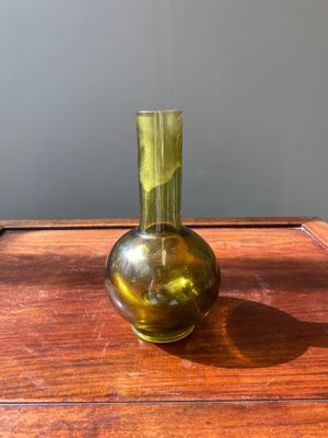 Rare vase de forme bouteille en verre de Pékin de couleur vert translucide, Chine, marque et époque de Qianlong — photo 2