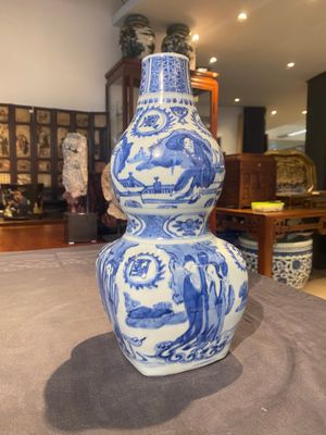 Rare vase de forme double gourde en porcelaine de Chine en bleu et blanc à décor de Guo Tai Min An 國泰民安, Jiajing/Wanli — photo 1